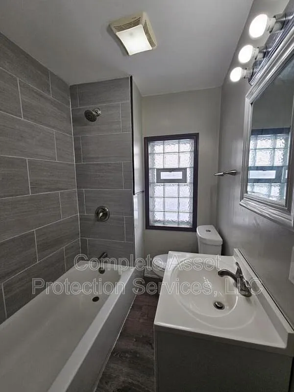 2 bed, 1.0 bath, $1,220 — Photo 4