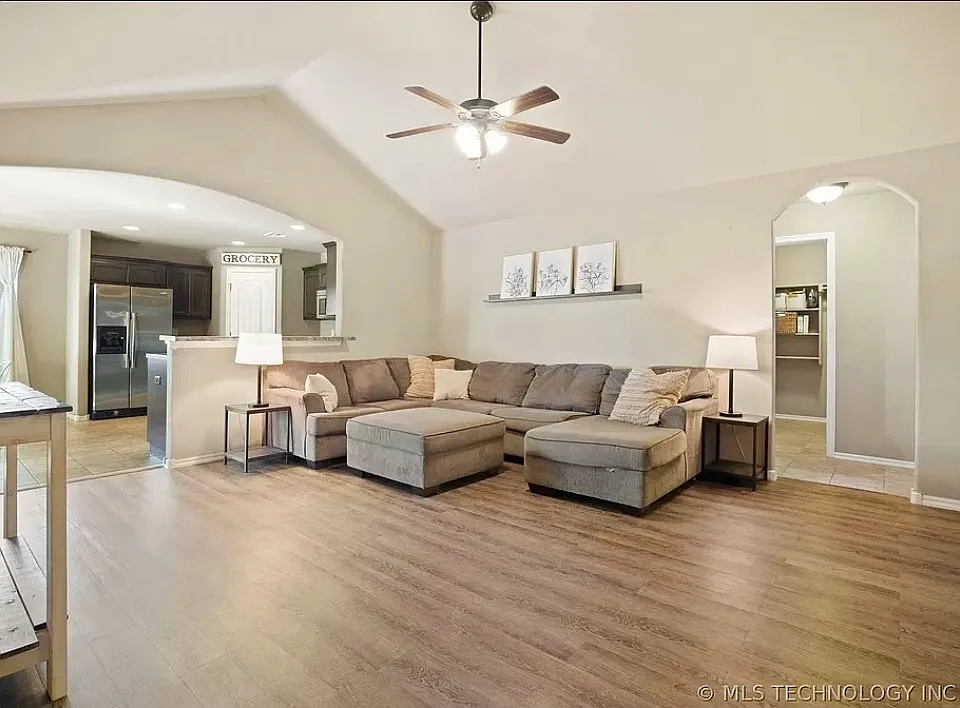11012 N 117th Pl E