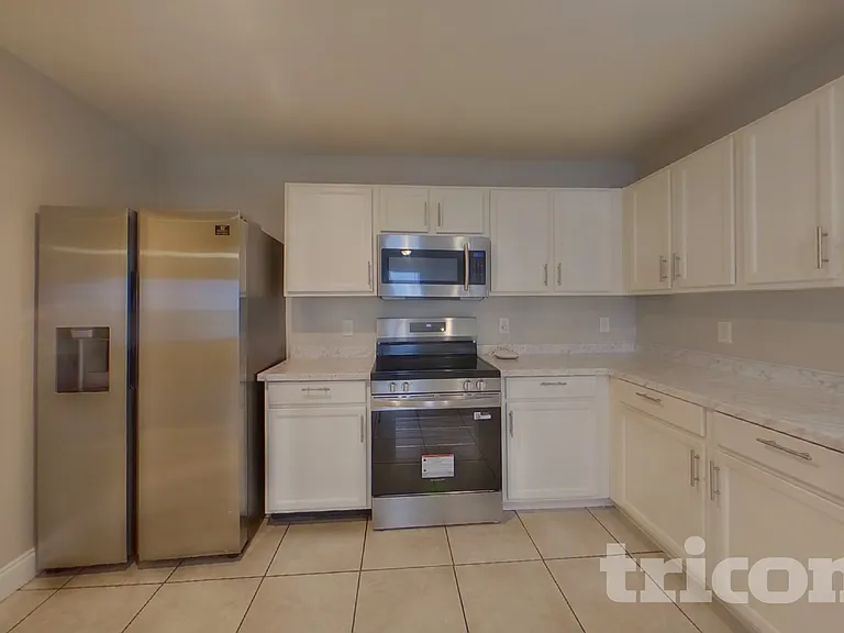 451 Presidents Ct — Photo 5