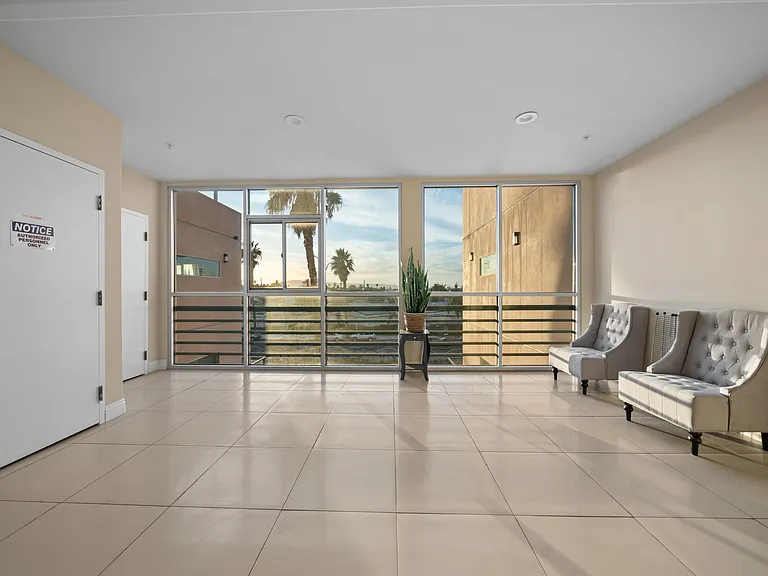 1598 Long Beach Blvd — Photo 17