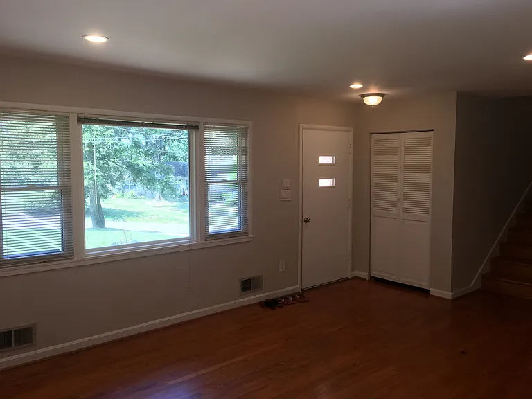 1115 Westbriar Ct NE — Photo 3
