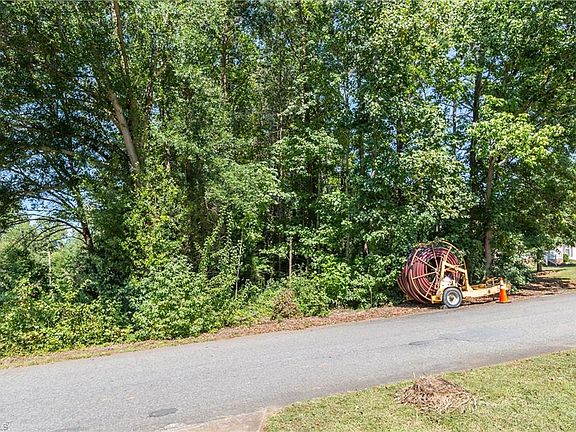 3rd image of 3811 Crickett Ln