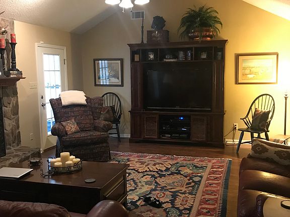 Living Room 15.5’ x 20.75’