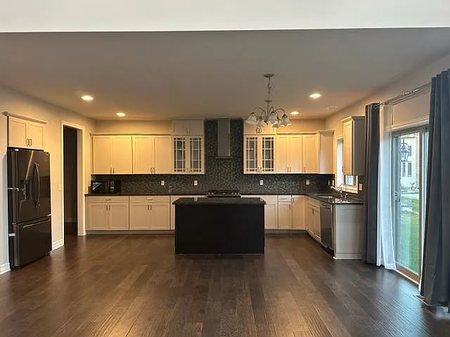 4 bed, 3.5 bath, 3000 sqft, $4,700 — Photo 2