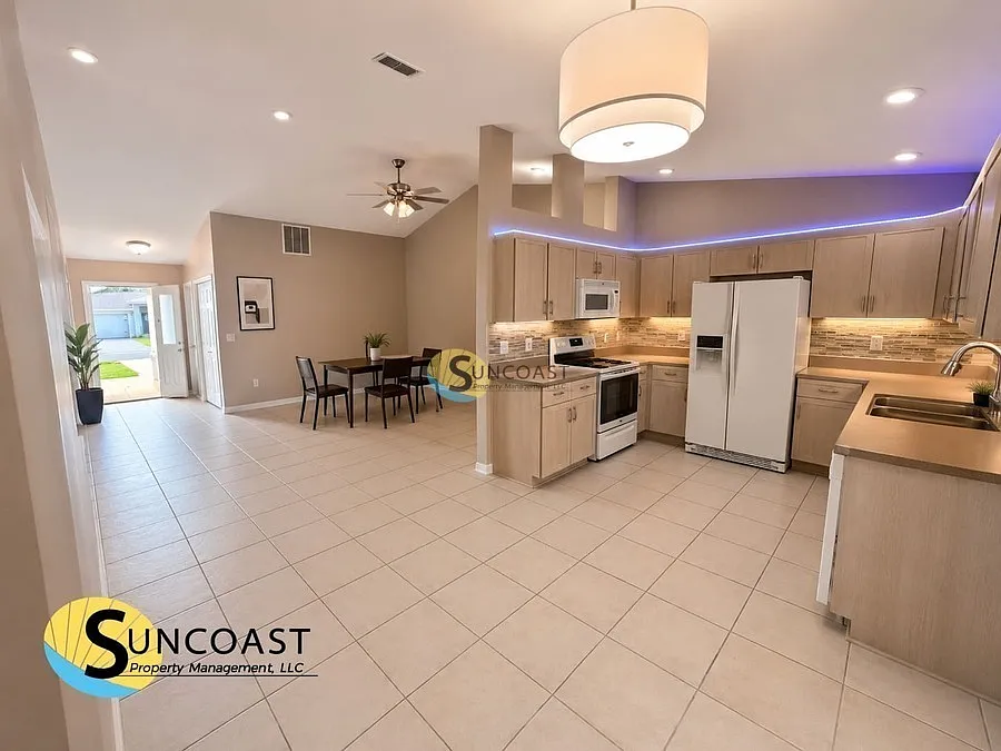 Spacious 3 Bedroom Duplex with Garage! — Photo 3