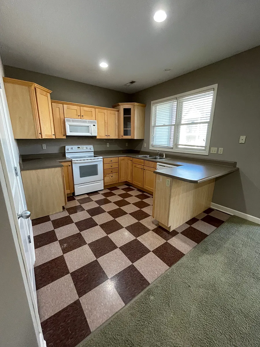 Building Photo - 2100 Cherry Hill Dr #101
