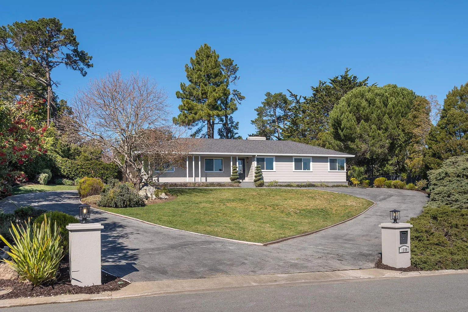 1590 Kingswood Dr photo 1