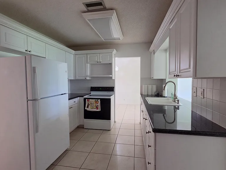 7002 NW 71st Ave — Photo 10