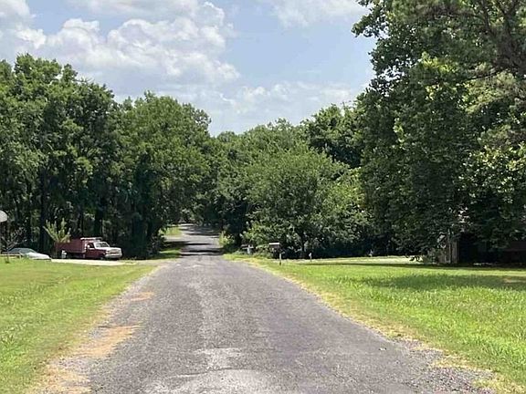 Exterior Neighborhood (street photo)