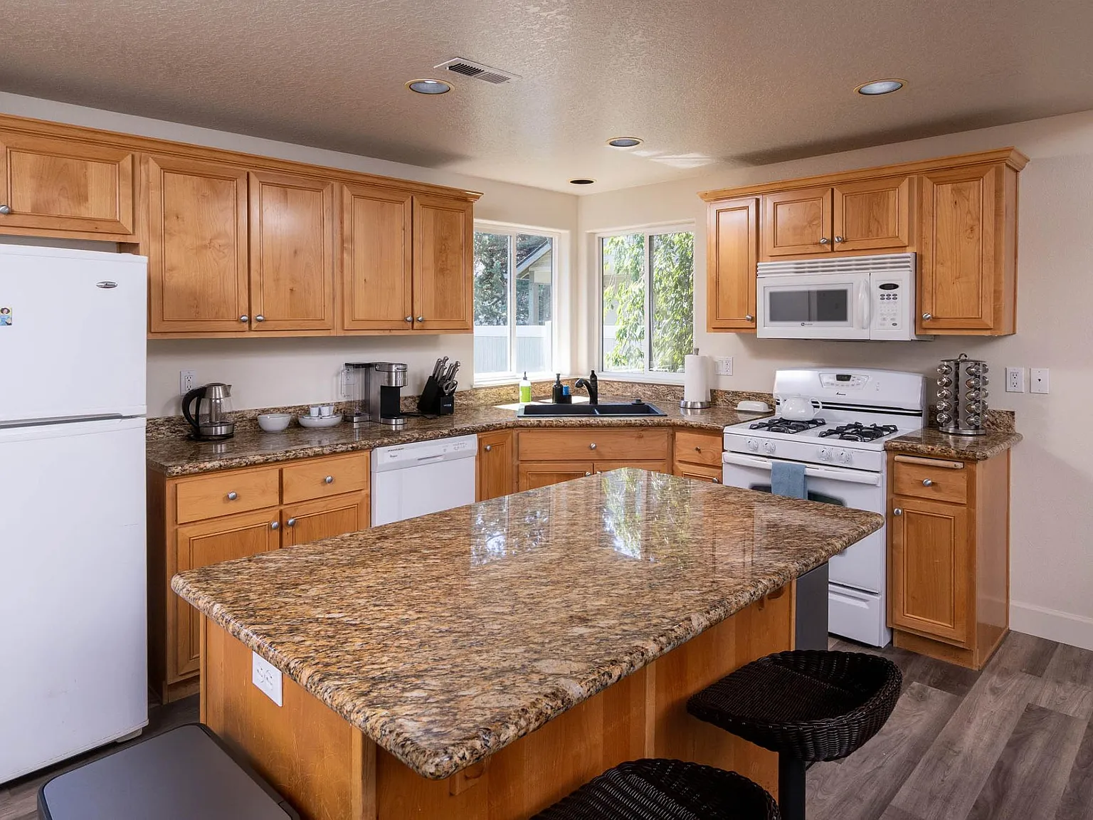 3 bed, 1402 sqft, $3,499 — Photo 4