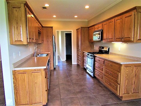 3rd image of 385 Ashwood Bnd