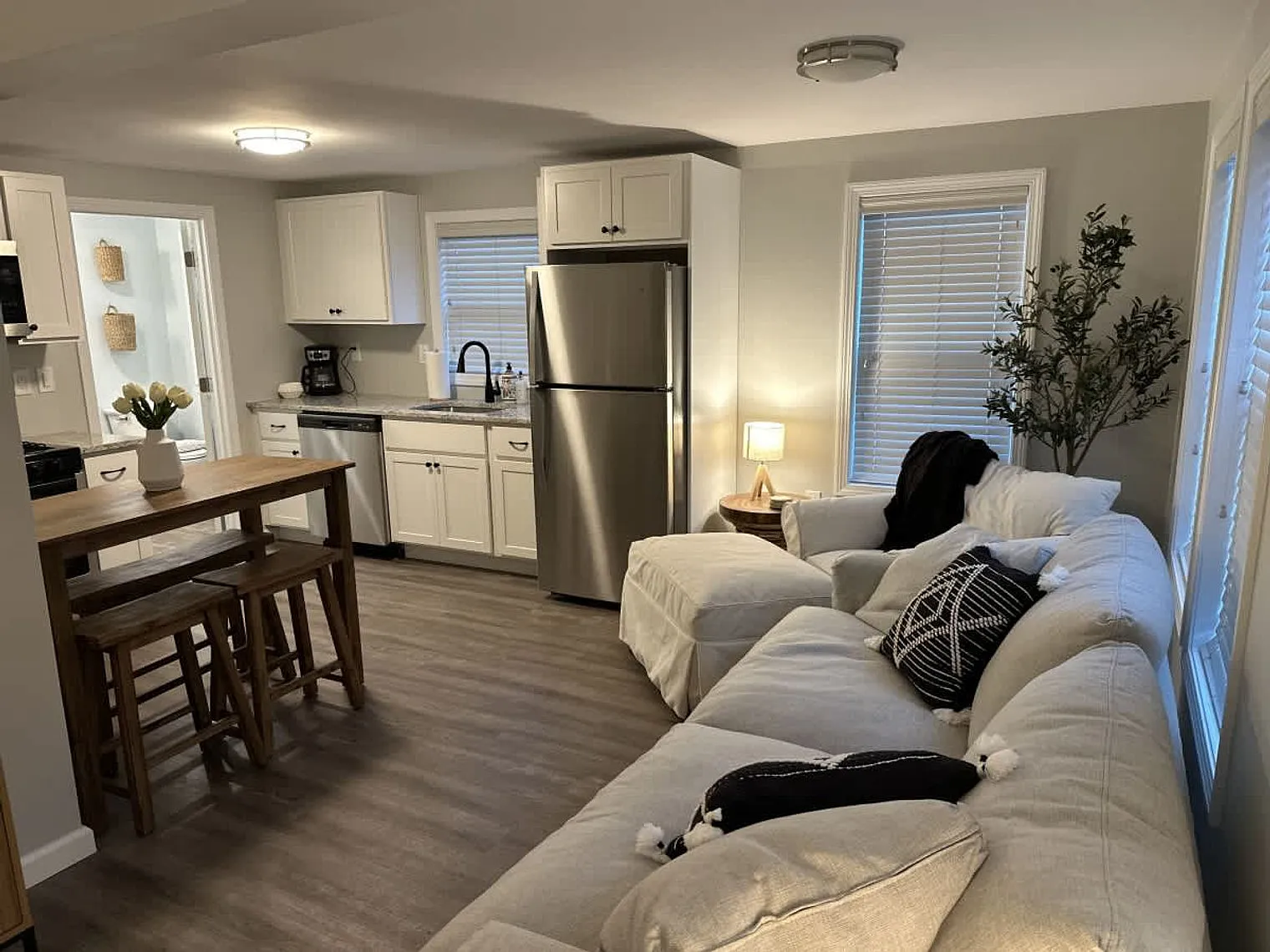 2 bed, 1.0 bath, 839 sqft, $4,811 — Photo 2