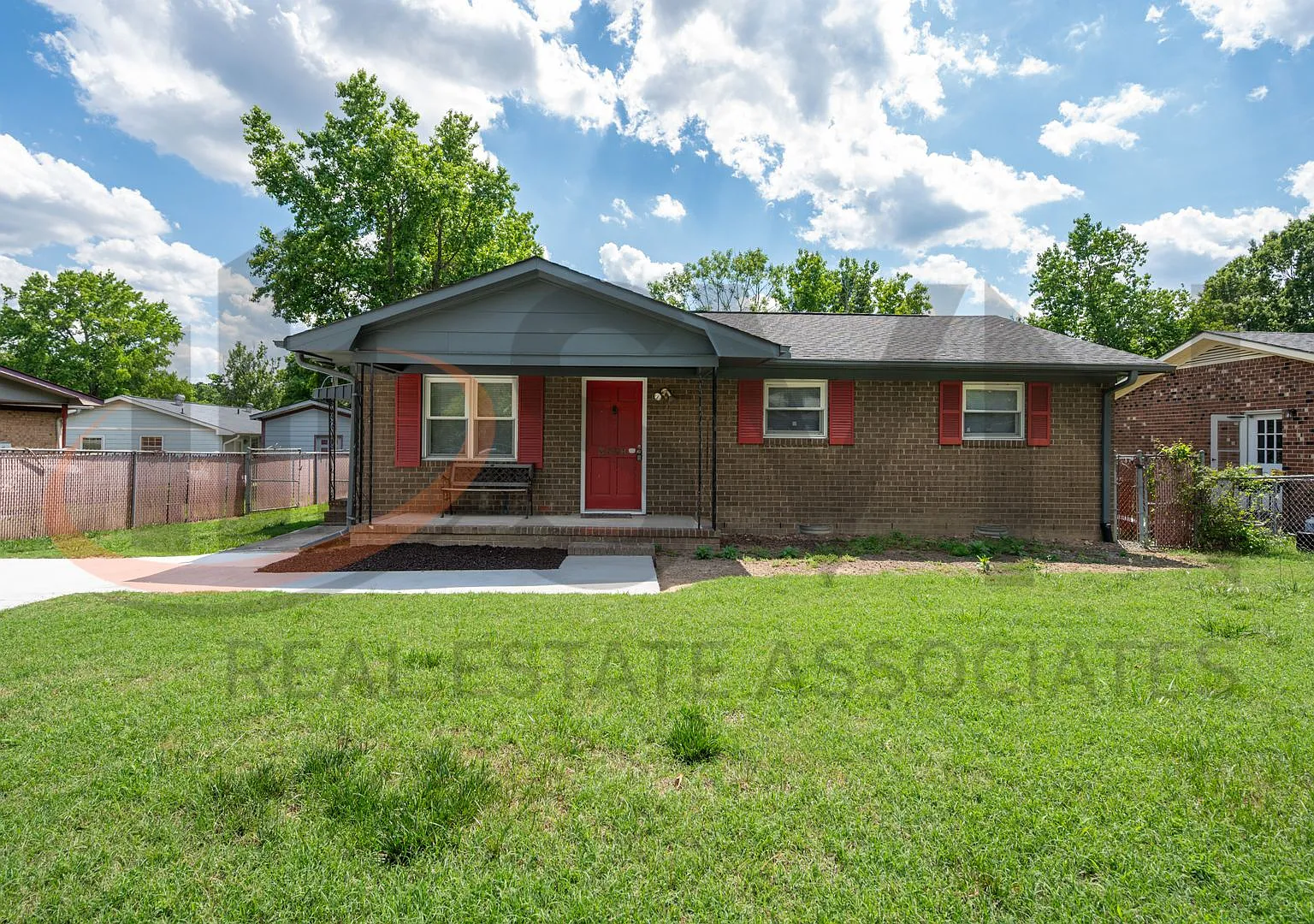 3BR, 1.5BA Durham Gem with Fenced Front & Back Yard! — Photo 2