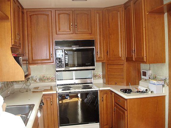 2nd image of 834 Forest Ave
