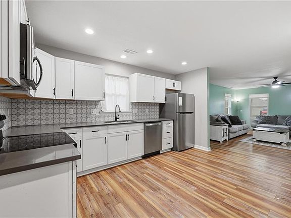 5th image of 303 W Broadway St