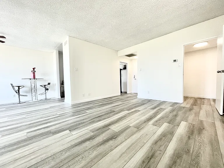 Occidental Towers Apartments — Photo 185