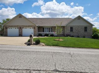 750 Deer Circle Dr, Carlyle, IL