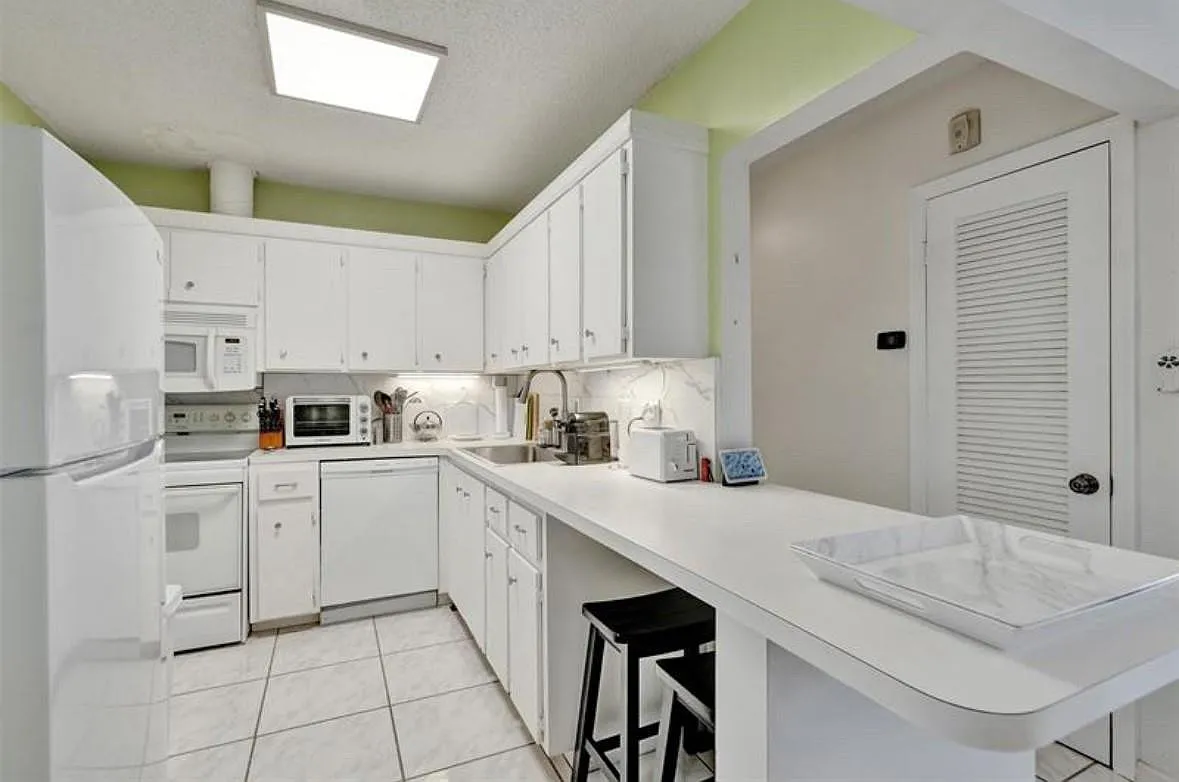Building Photo - 6750 NE 21st Rd #123