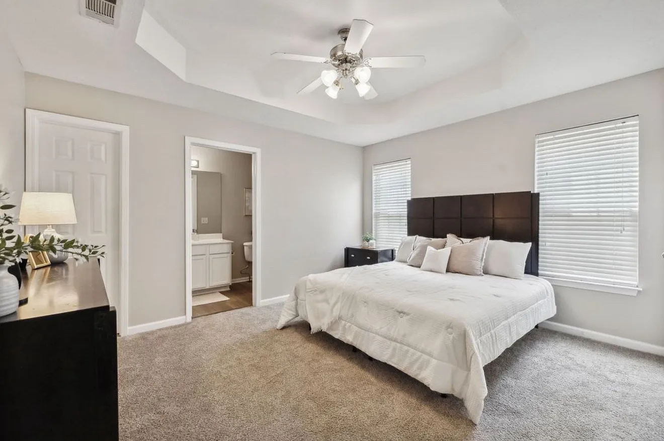 3 bed, 1243 sqft, $2,400 — Photo 4