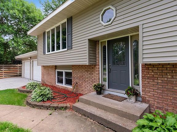 2nd image of 906 Oakwood Ter