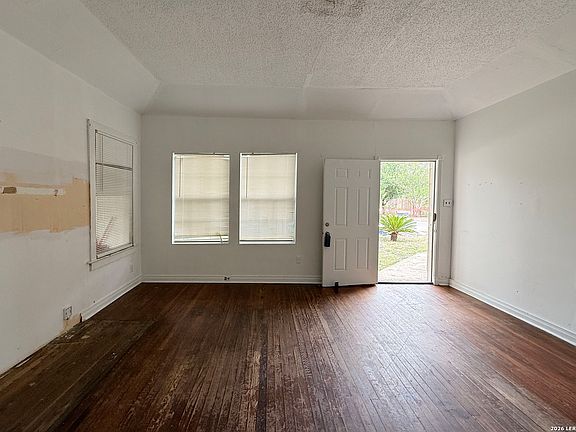 3rd image of 836 Avondale