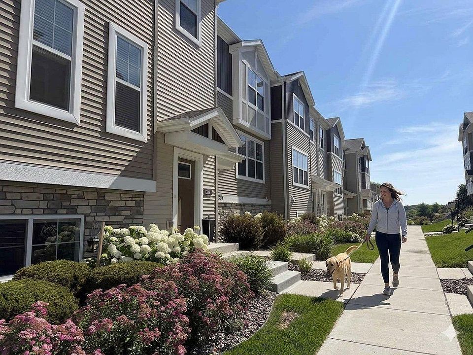1st image of 827 Roselyn Dr