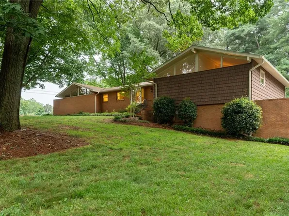 3600 Grandview Club Rd, Pfafftown, NC 27040