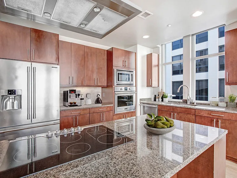 Wilshire Victoria Westwood Apartments — Photo 31