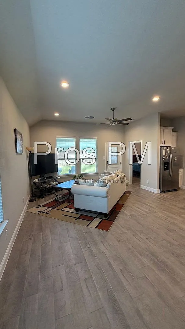3 bed, 2.0 bath, 1574 sqft, $2,275 — Photo 4