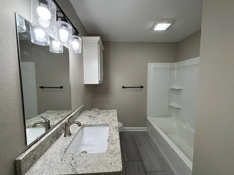 509 E Elm St — Photo 4