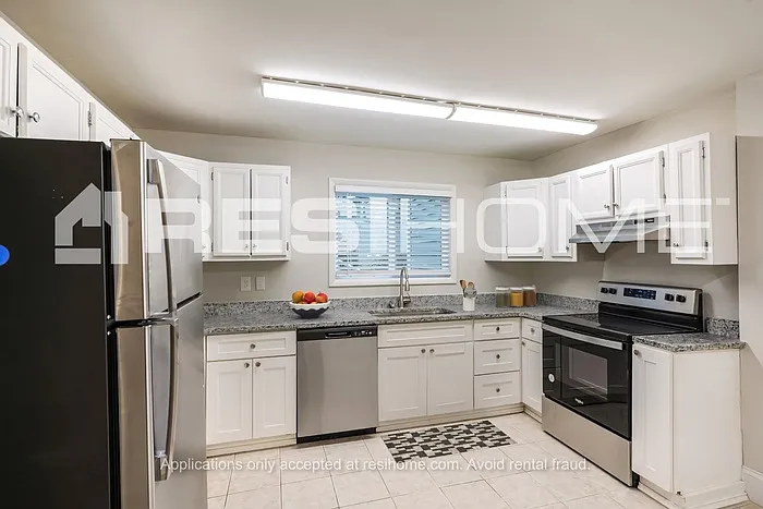 3 bed, 2.5 bath, 1918 sqft, $1,845 — Photo 2