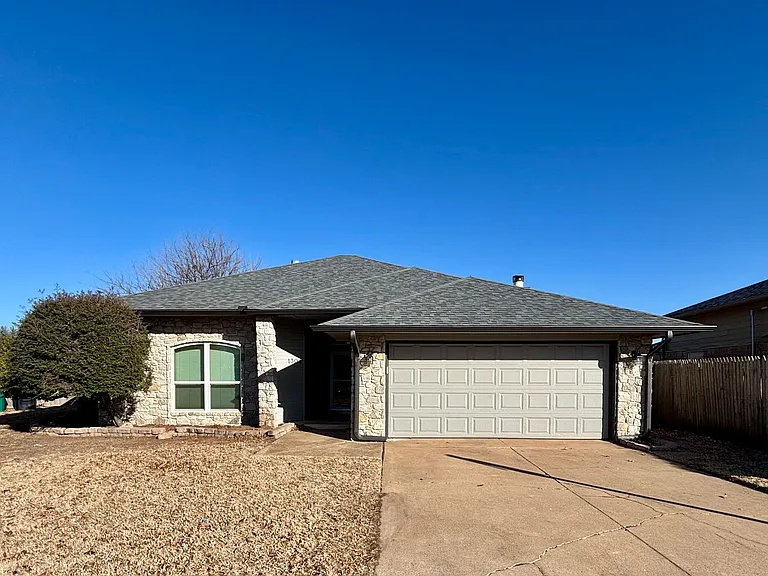 1304 Fairfax Cir — Photo 1
