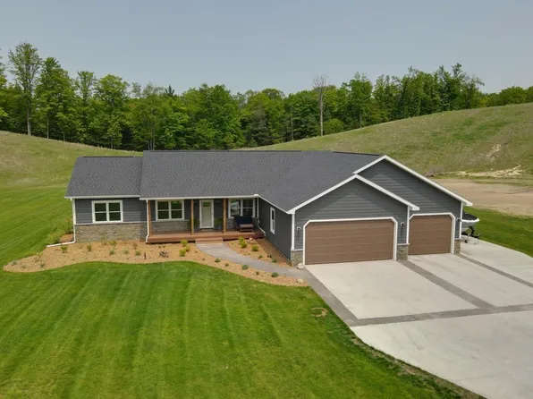 5859 Bunker Hill Rd, Williamsburg, MI 49690