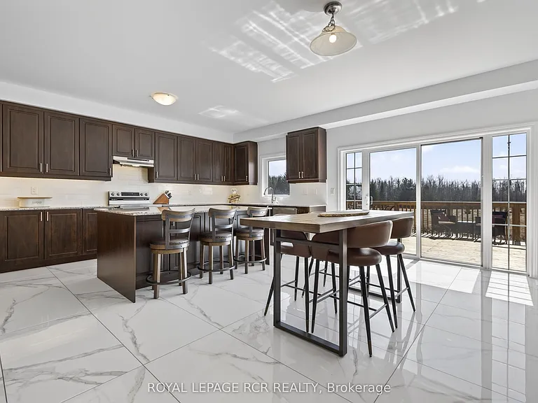 375 Russell St — Photo 7