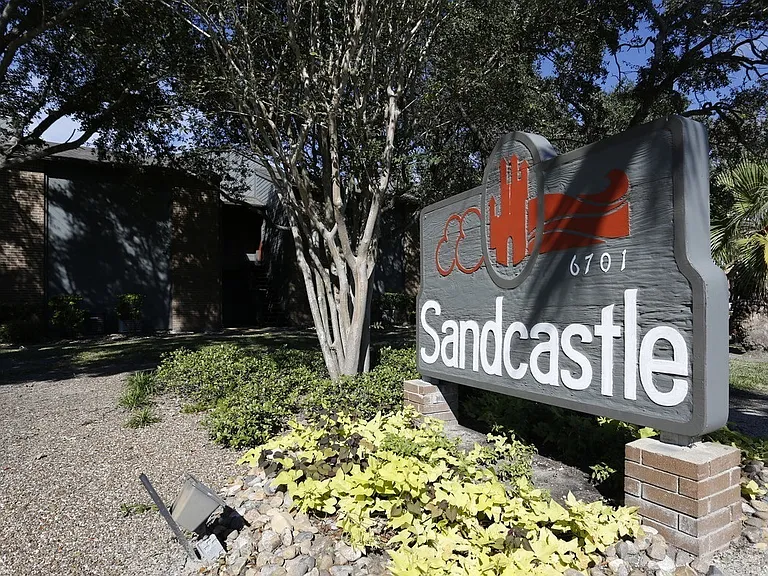 Sandcastle Apartments — Photo 9