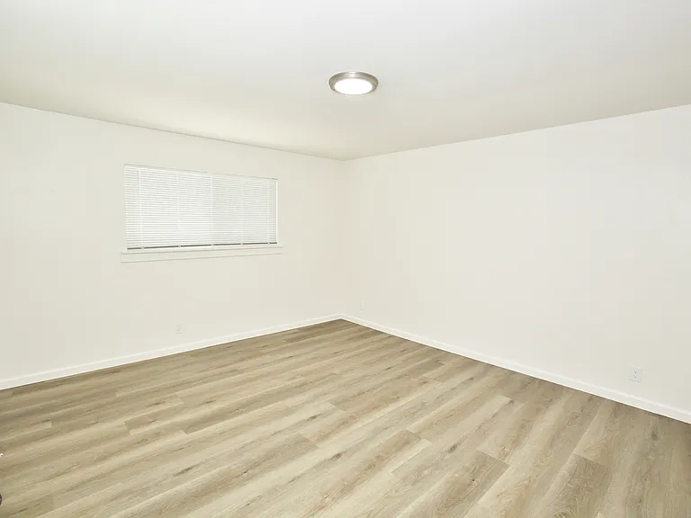 20310 Concord Ave — Photo 9
