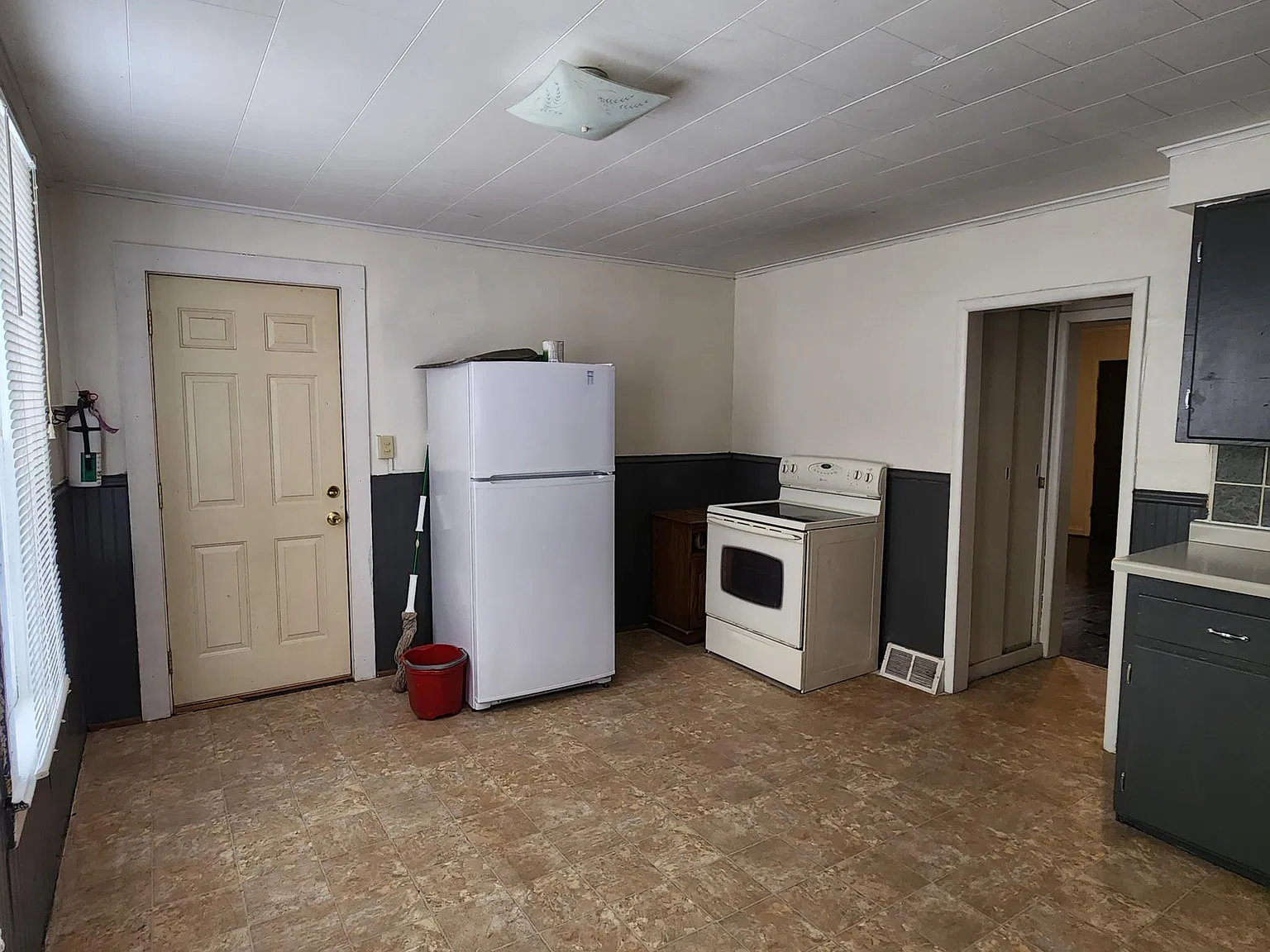 3 bed, 900 sqft, $1,200 — Photo 4