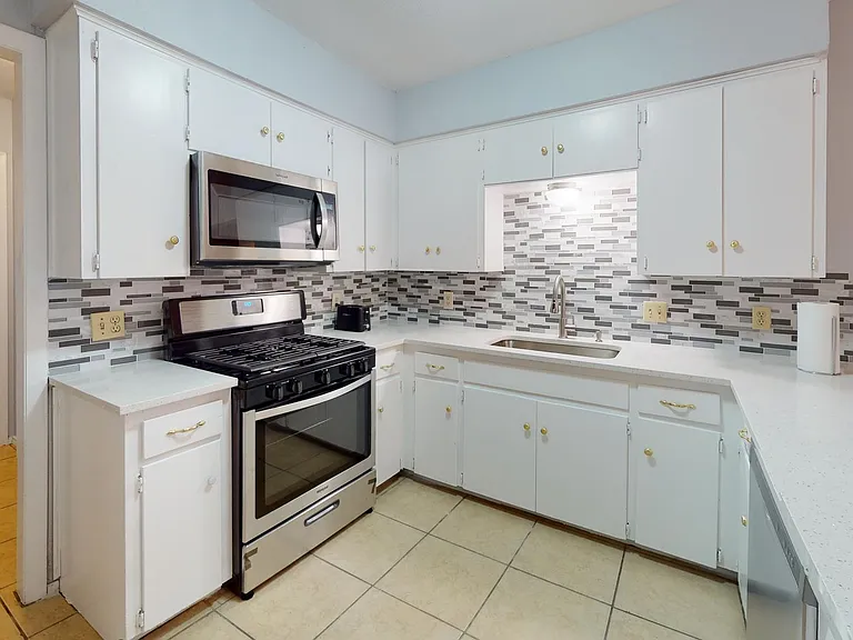 7611 Lunar Dr — Photo 5
