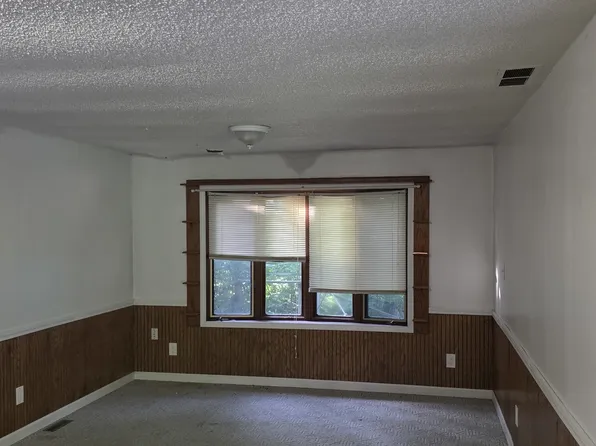 119 W Montgomery St, Oakland, IL 61943