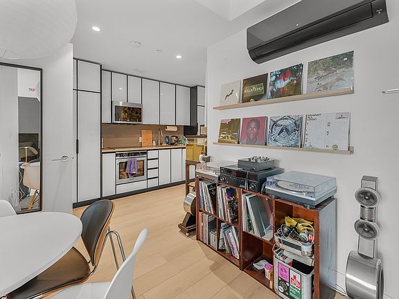 4th image of 10-25 Jackson Ave #6B