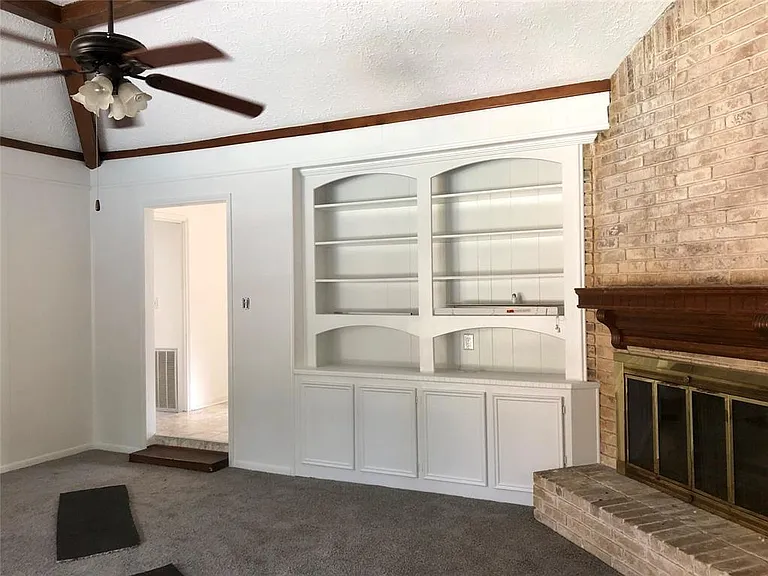 2123 Lakeville Dr — Photo 6