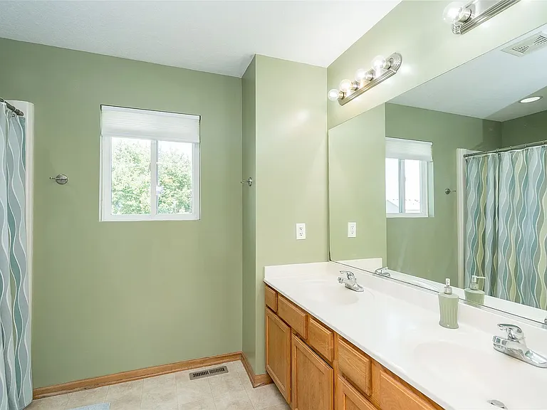 655 SE Wood Creek Dr — Photo 32