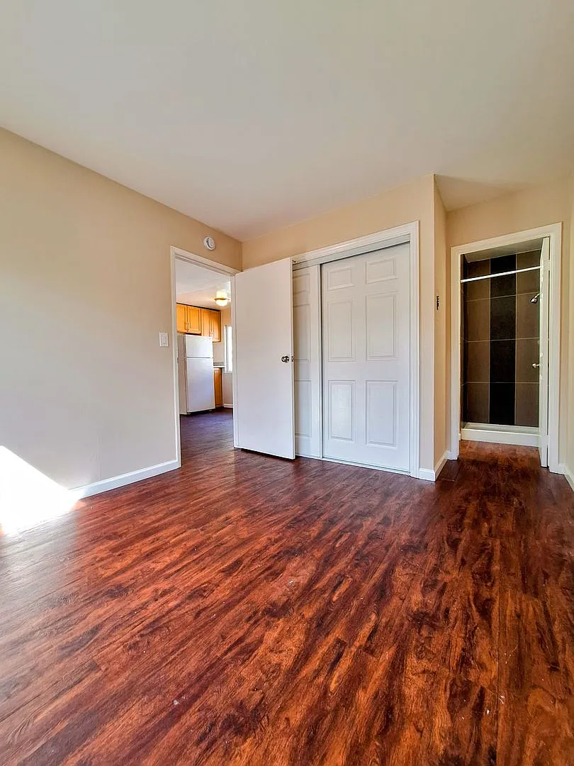 Spacious Second Floor 1bd Remodeled Apartment - Includes Parking & Laundry On-site — Photo 4