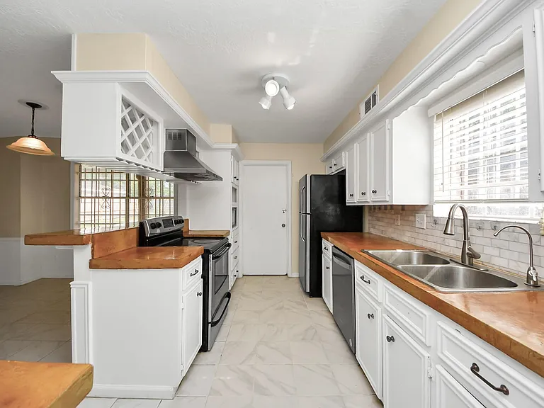 11411 Briar Forest Dr — Photo 17