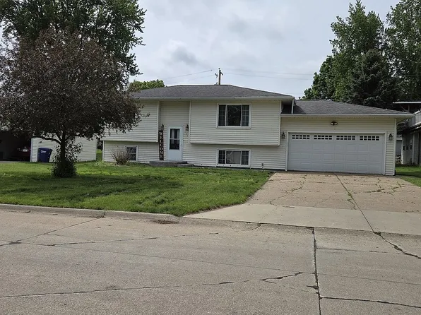 608 2nd Ave NW, Farley, IA 52046