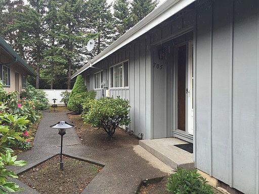 2nd image of 707 SE 208th Ave