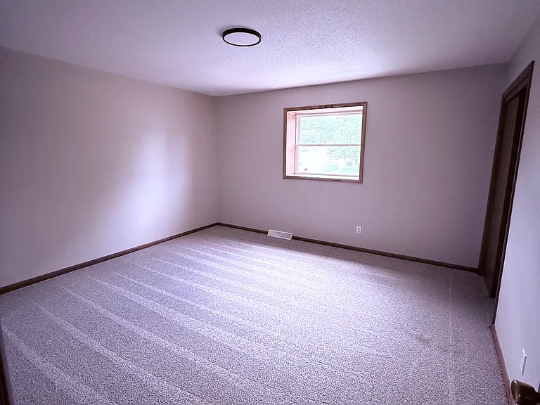 4052 Canterbury Dr — Photo 6