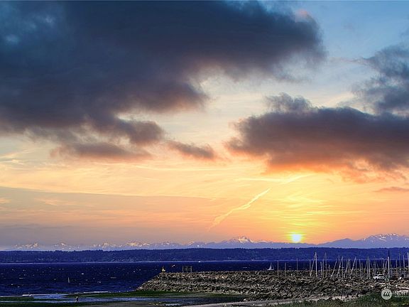 Sunsets.  Walking distance to the Marina.>