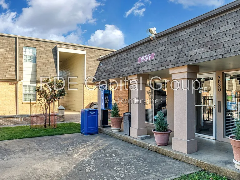 7048 Glenview Dr #44 — Photo 3