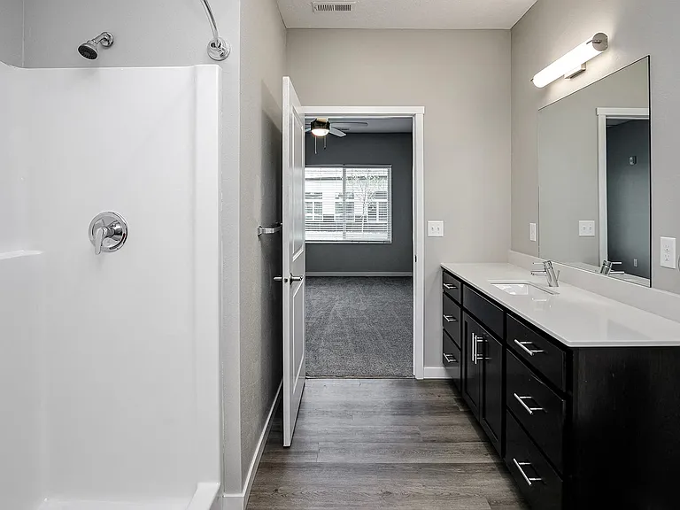 Cross Creek Apartments — Photo 14